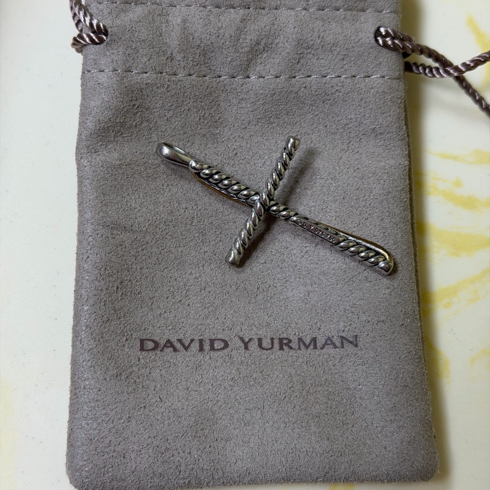David Yurman cross pendant brushed gold - Picture 5 of 5